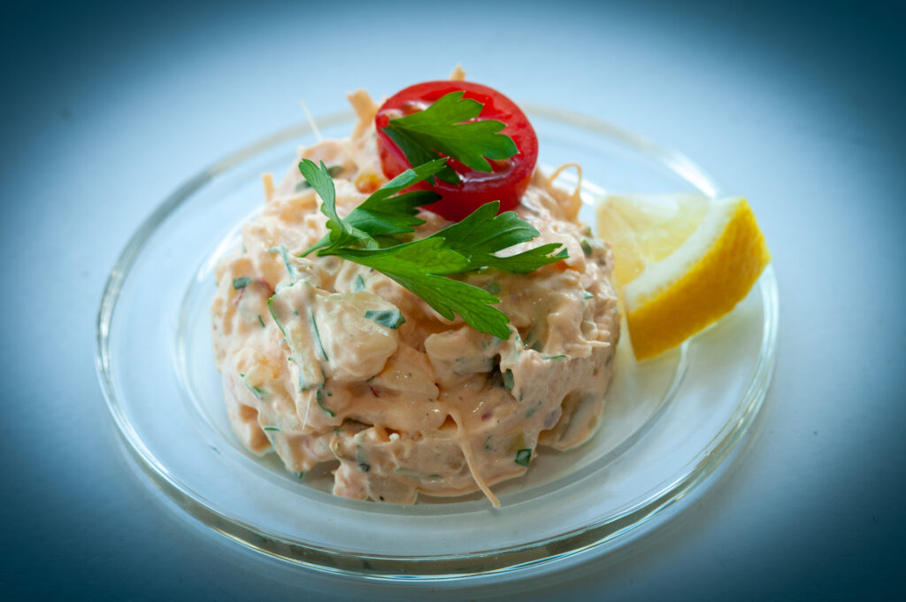 Pintxos - rejesalat med kartofler, bredbladet persille, tomat foto: Lars Lindskov