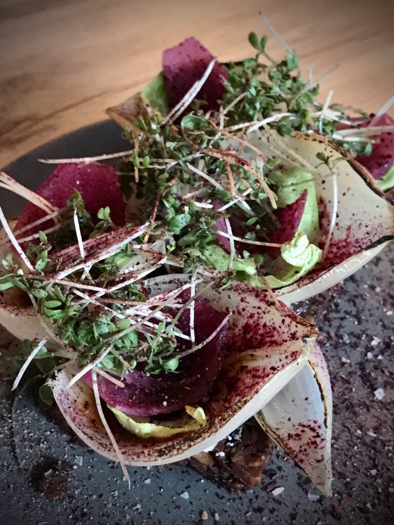 Rugbrød m. brændte zittauerløg, syltede perleløg, rødløgsmarmelade, rosenkål, vegansk demi glade og hibiscusstøv foto: Lars Lindskov