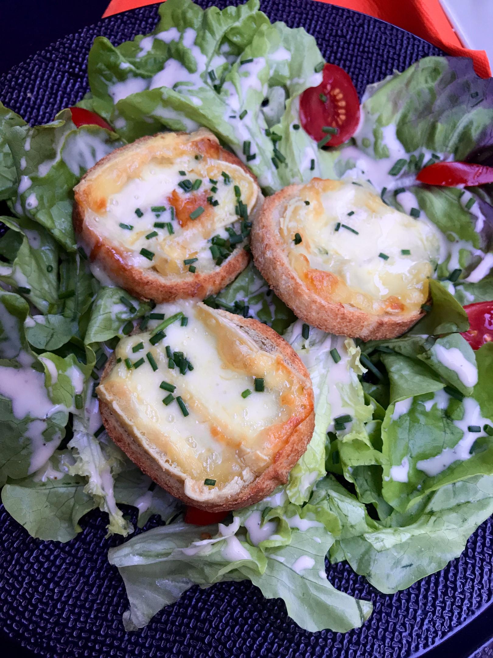 Salade des Moines, salade et toast au fromage de l´Estragon, frites et salade verte