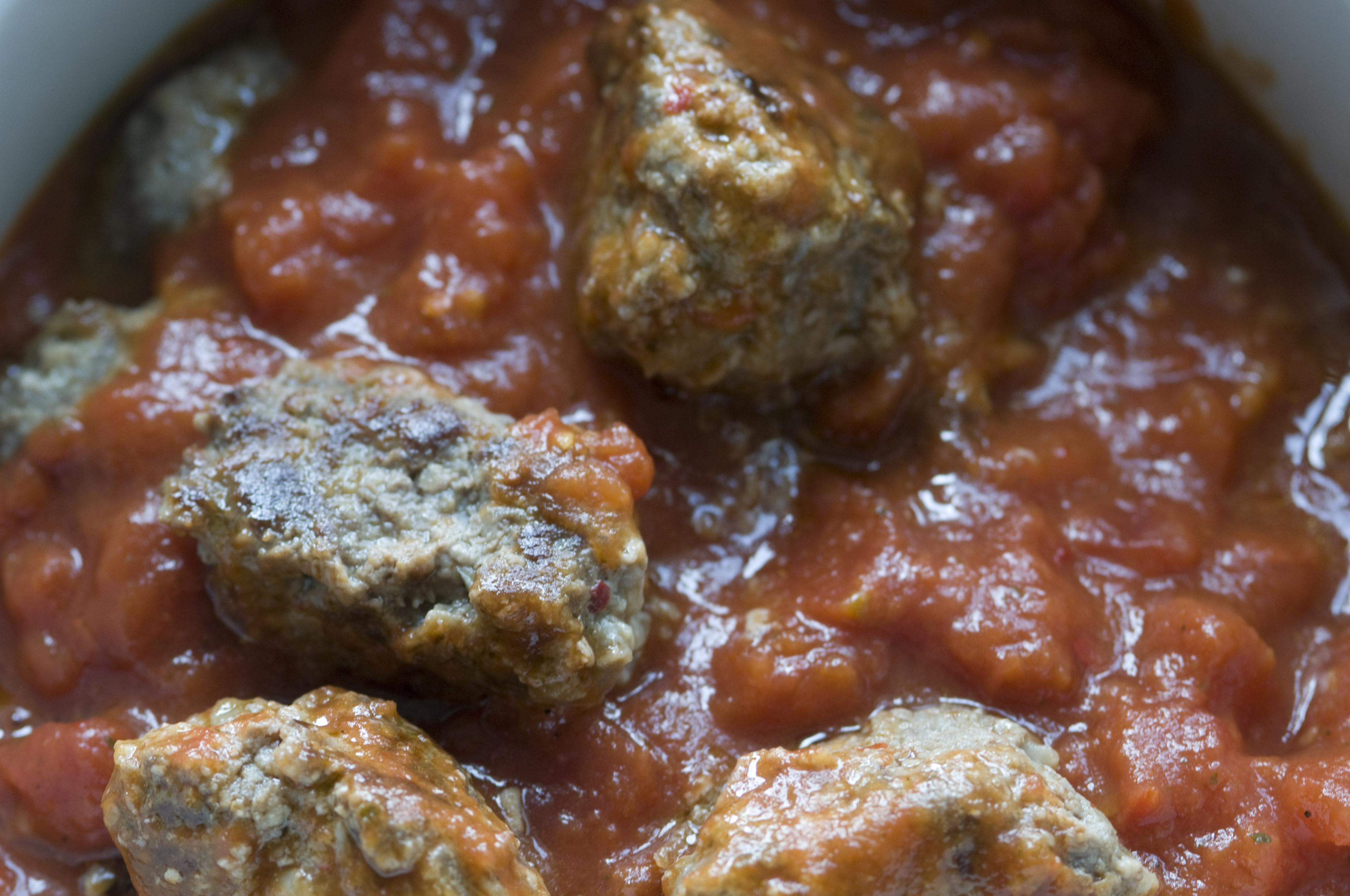 Lammefrikadeller i tomatsauce